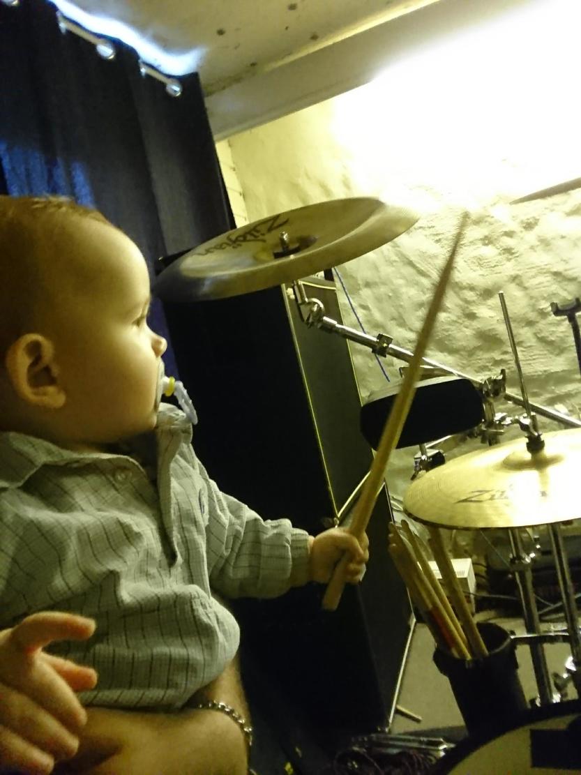 Lucas Dolan var ikke gammel da han prøvde seg på trommer