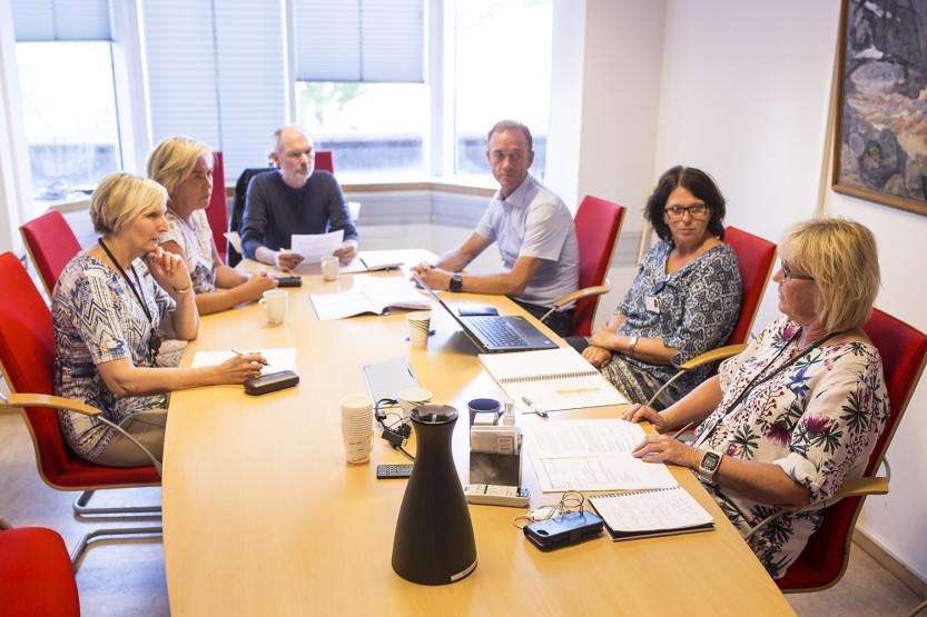 Sarpsborg kommune arbeider nå med å finne løsninger for de evakuerte etter brannen i Kulåssenteret. Fra høyre: Kirsti Skaug (kommunesjef), Gry Solberg (rådgiver) Robin Brynildsen (teamleder Team bolig), Arne Holmstøen (rådgiver), Sissel Gjerlaugsen (enhetsleder Enhet bolig og omsorg) og Marit Pedersen (rådgiver).