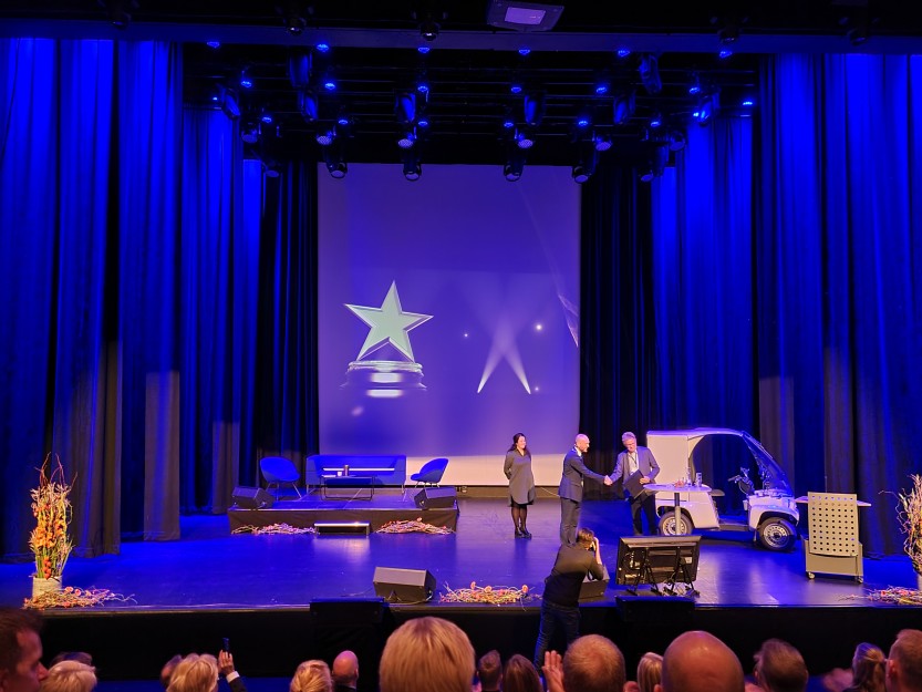 VINNER AV KLIMAPRISEN: Borregaard mottok Sarpsborg kommunes klimapris for 2022. Det var administrerende direktør Per Sørlie som mottok prisen fra ordfører Sindre Martinsen-Evje. 