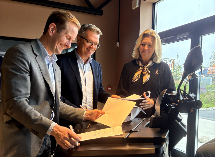 Representanter fra kommune, næringsliv og organisasjoner signerte en samarbeidsavtale som skal styrke dialogen mellom kommunen og næringslivet og identifisere områder der det er mulig å forenkle prosesser og redusere unødvendige hindringer. 