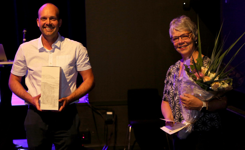 Ordfører Sindre Martinsen-Evje, takket Unni Skaar for jobben hun har gjort for Sarpsborg kommune.