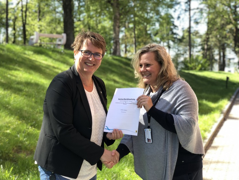 AVTALE - Samarbeidsavtalen er signert av Hilde Lind (tv) og Kristin Gerhardt (foto Ole Christian Foss, Sarpsborg kommune)