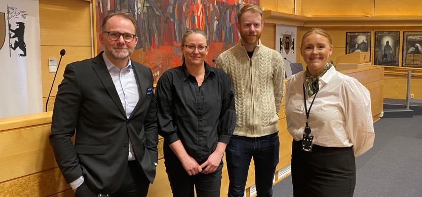 Norconsult har kartlagt 20 skoler, ti barnehager og en leirskole i Sarpsborg. I dag fortalte de politikerne om hvordan de har jobbet, og om videre prosess. Fra venstre oppvekstdirektør Erik Bråthen, oppdragsleder i Norconsult Sigrid Hestnes, seniorrådgiver i Norconsult Eivind Sørheim og Julia Brännström utvalgsleder for kultur og oppvekst. Foto: Eva Rekvin