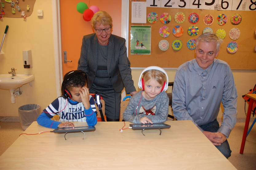1.klassingene på Hafslund barneskole har brukt iPader i undervisningen siden høstferien. Her to av elevene sammen med kommunesjef oppvekst Kristia Svendsen og rektor Paal Lislerud.