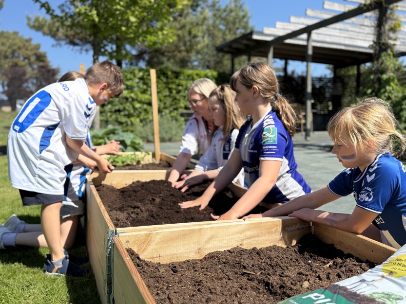 Lande-elevene har flyttet deler av klasserommet ut i en ny generasjons- og skolehage ved Valaskjold omsorgssenter, ved hjelp av Park-avdelingen. 3. klassingene Tilde, Noel, Tuva, William, Lilly og Sofie var blant de som gravde i jorda, plantet frø og vannet spirene sammen med teamleder Camilla Lundmark. (foto: Ole Christian Foss)