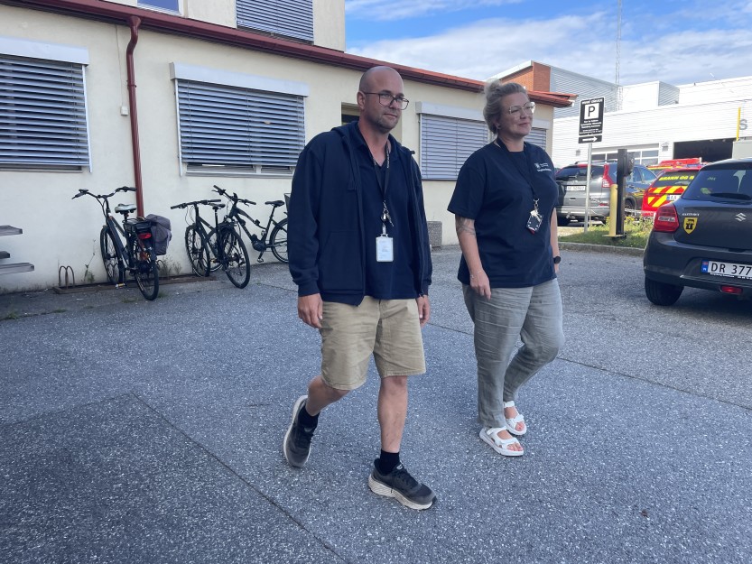 Freddy og Irja er klare for kveldsvakt som ungdomskontakter, og tar turen ut i byen for å se etter ungdom.