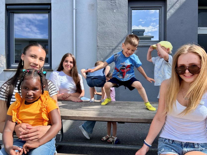 Darika, Nivin og Emilie har sommerjobb som lekeressurser i Kulås Barnehage. Foto: Wanda Nordstrøm/Sarpsborg kommune
