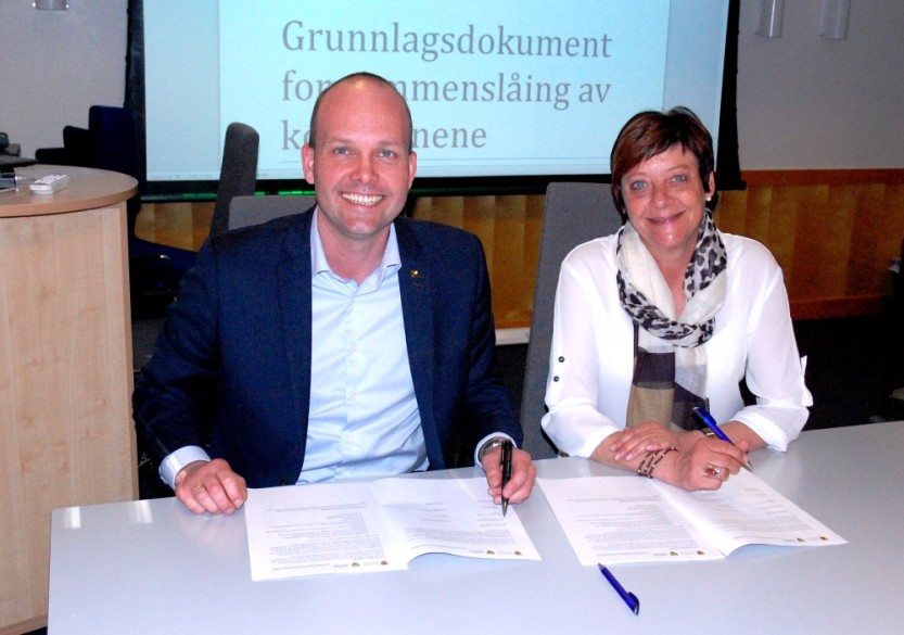 Ordførerne i Sarpsborg og Rakkestad skrev under et grunnlagsdokument for sammenslåing av kommunene. Nå skal saken vurderes av kommunestyret i Rakkestad og bystyret i Sarpsborg i juni.