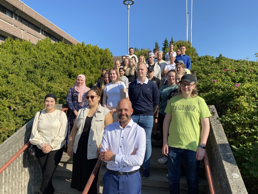 LÆRLINGER: Ordfører Sindre Martinsen-Evje er glad for at kommunen er så attraktiv for lærlinger. Her er han sammen med årets lærlinger. (foto: Ole Christian Foss)