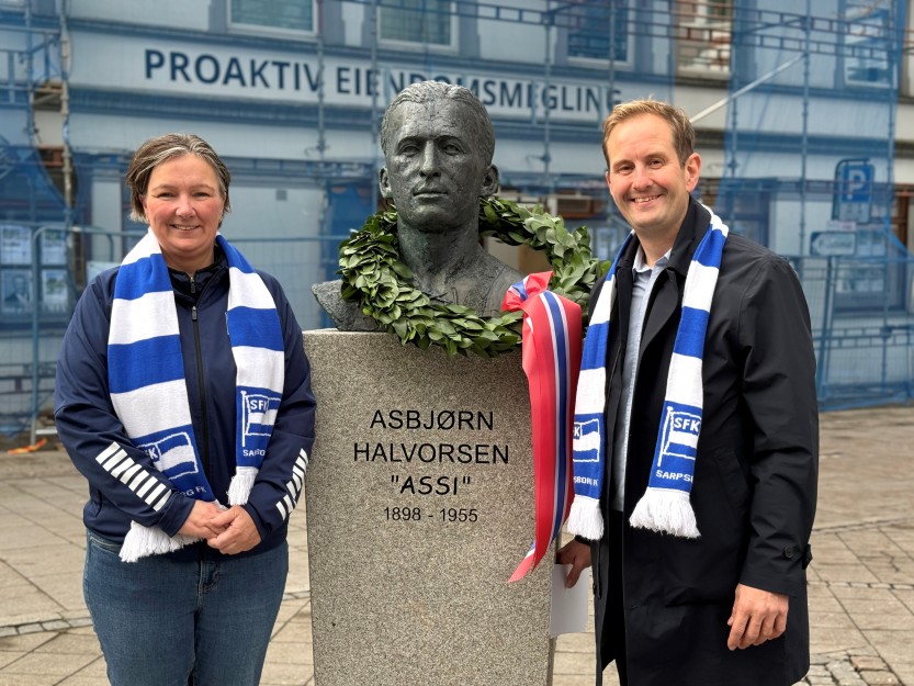 Assi-bysten er på plass i sentrum - SFKs daglige leder May-Britt Grønshold og ordfører Magnus Arnesen (foto Ole Christian Foss)