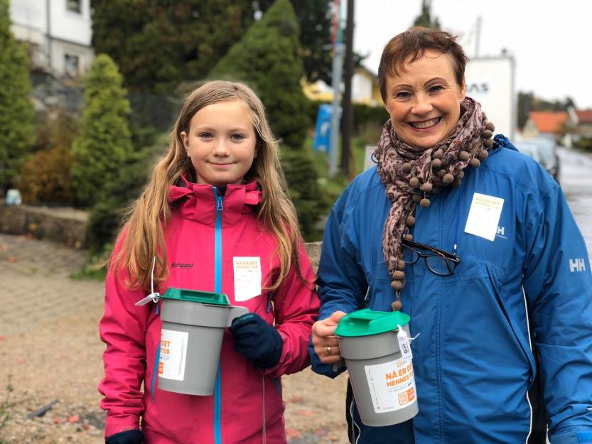 SAMLET INN PENGER: Aurora (12) og Åse Helen Michaelsen bidro til årets aksjon, ved å gå med bøsse og ringe på hos sarpinger på Øvre Lande.