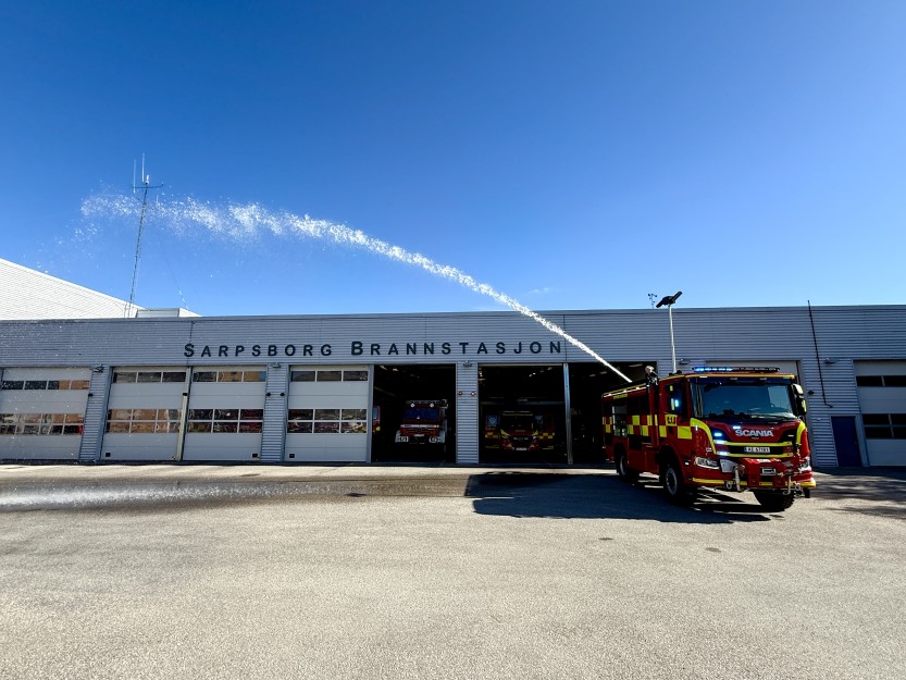 Den nye skogbrannbilen er et topp moderne kjøretøy med kraftig vannkanon på taket. Kjøretøyet har kapasitet til å frakte med seg 4000 liter vann (foto Ole Christian Foss)