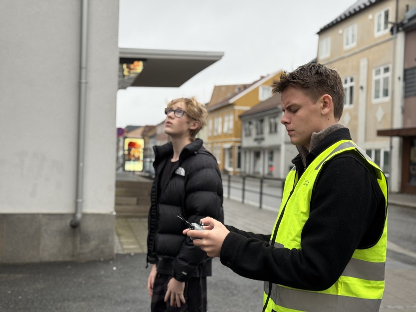 STØDIG PÅ HANDA: Elias Ravn og Victor Andreas Ramsjø er lærlinger i dronefag hos Sarpsborg kommune (foto: Ole Christian Foss)