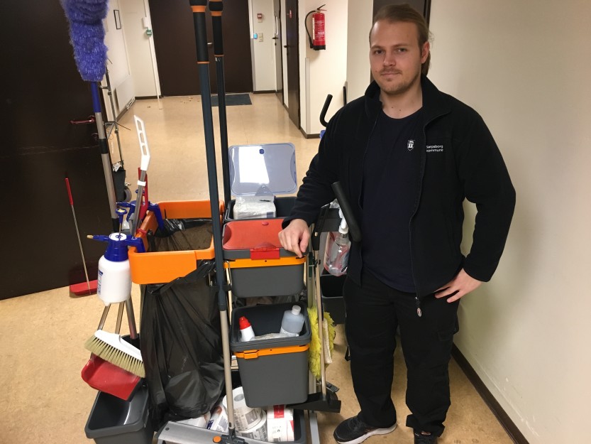 Kenneth Økland har gått fra å være lærling til fagarbeider i renhold.