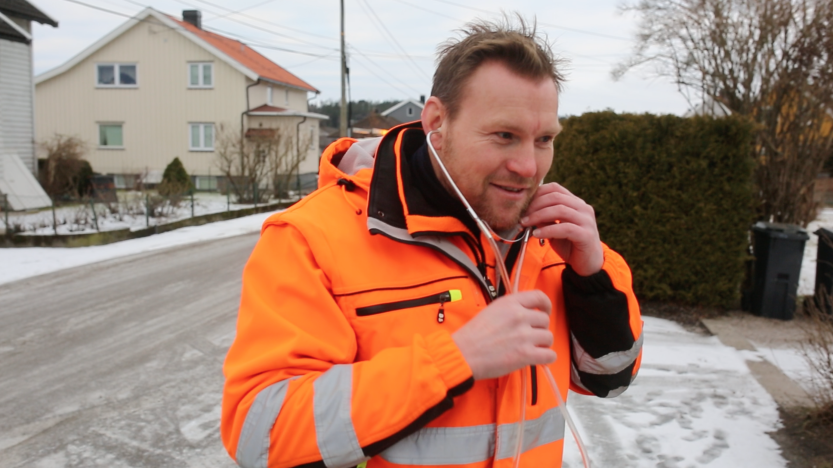Frank Orefellen har tatt på seg stetoskopet de bruker for å lytte etter lekkasjer under bakken. Hører de buldring, er det sannsynligvis en lekkasje. Foto: Christian Nicolai Bjørke