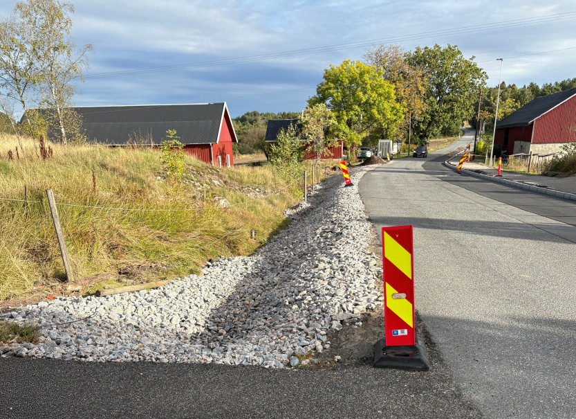Som en del av oppgradering av kommunale veier jobbes det med asfaltutbedringsprosjekt i Opstadveien.