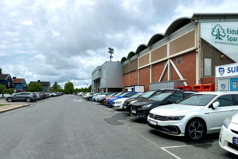HUSK Å BETALE: Det blir innført parkeringsavgift på parkeringsplassene foran Sarpsborg stadion (foto: Ole Christian Foss)