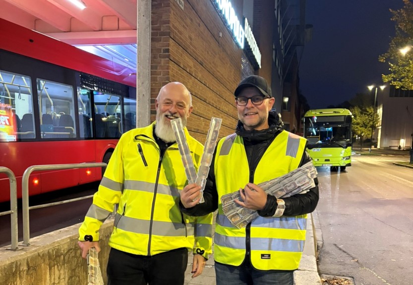 Trond Fjelldal og Ronny Urholmen deler ut refleks under årets Refleksdag. 