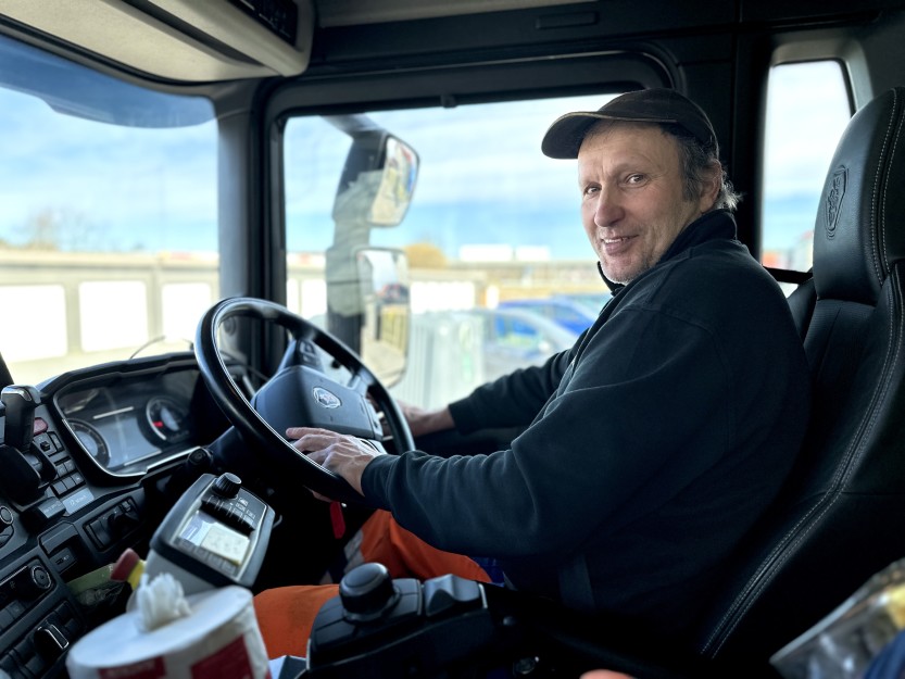 GI PLASS: Just Erik Karlsen kjører feiebil i Sarpsborg kommune, og setter stor pris på at innbyggerne gir han og feiebilen god plass å jobbe på (foto: Ole Christian Foss)