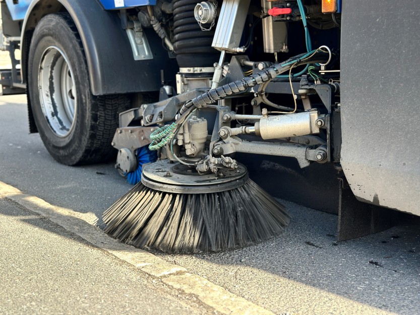 Når våren kommer dukker også feiebilene våre opp i gatene (foto Ole Christian Foss)