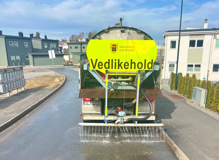 Vårrengjøring av gate i Sarpsborg.