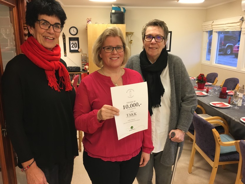 Hege Bølviken, Maria Nilslin og Bente Lystad ved Grålum dagsenter har vunnet 10.000 kroner i Returkartonglotteriet. Premien gir de til brukerne av dagsenteret.