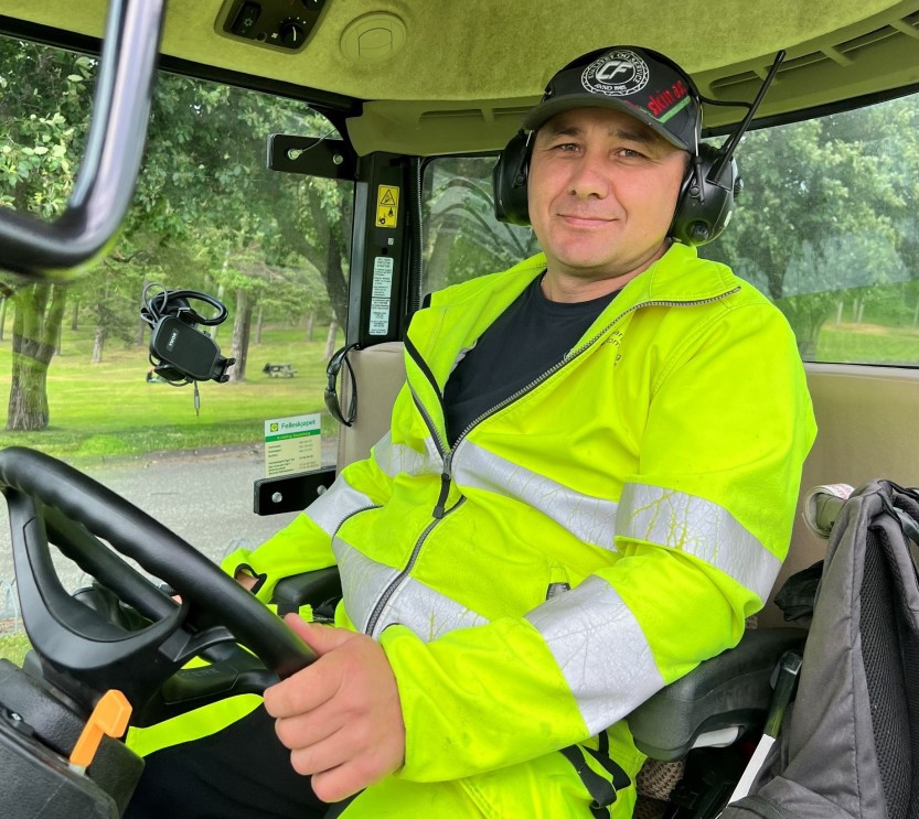 Mykhailo Benedysiuk inne i styrhuset i en gressklipper. Foto: Ane Sunniva Tvete