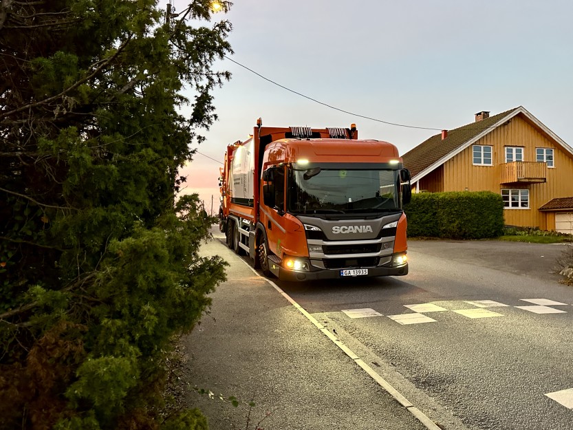 en renovasjonsbil i en gate