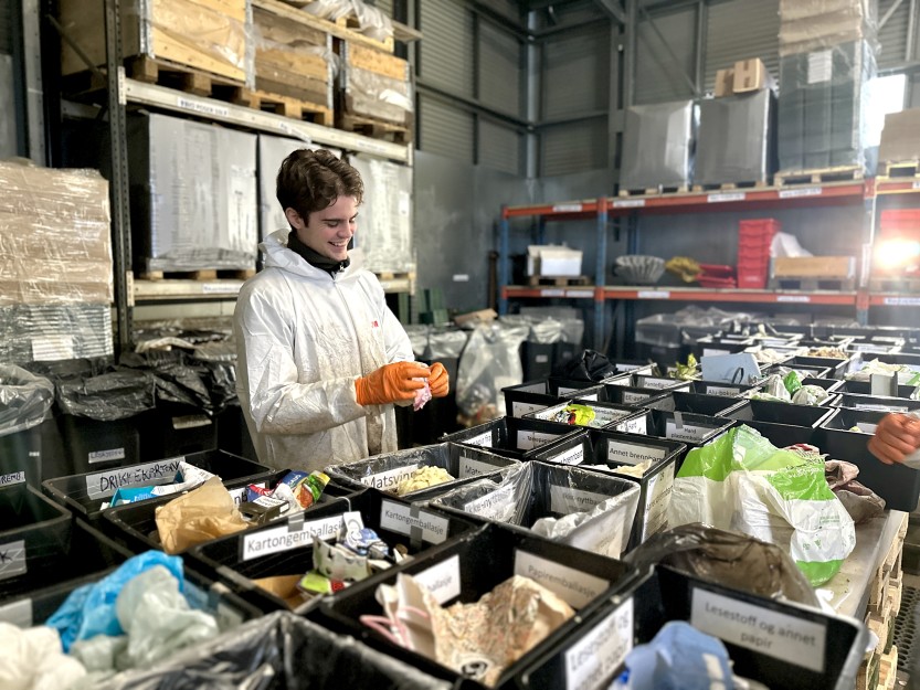 Kommunen har gjennomført plukkanalyse av restavfallet til 240 husstander i Sarpsborg. Resultatene viste at sarpinger kaster alt for mye spisbar mat i restavfallsdunken. På bildet er Hannes Fjellestad fra Mepex, som var med på sorteringsjobben sammen med ansatte ved Gatedalen (foto: Ole Christian Foss).