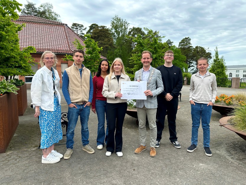 HAFSLUND VANT: Elever fra 10.trinn på Hafslund fikk beviset på at de var årets vinnere av våraksjonen i Sarpsborg. Her ser vi ordfører Magnus Arnesen sammen med lærer Maria og elevene Benjamin, Mona, Othilie, Rasmus og Sebastian. (foto: Ole Christian Foss)