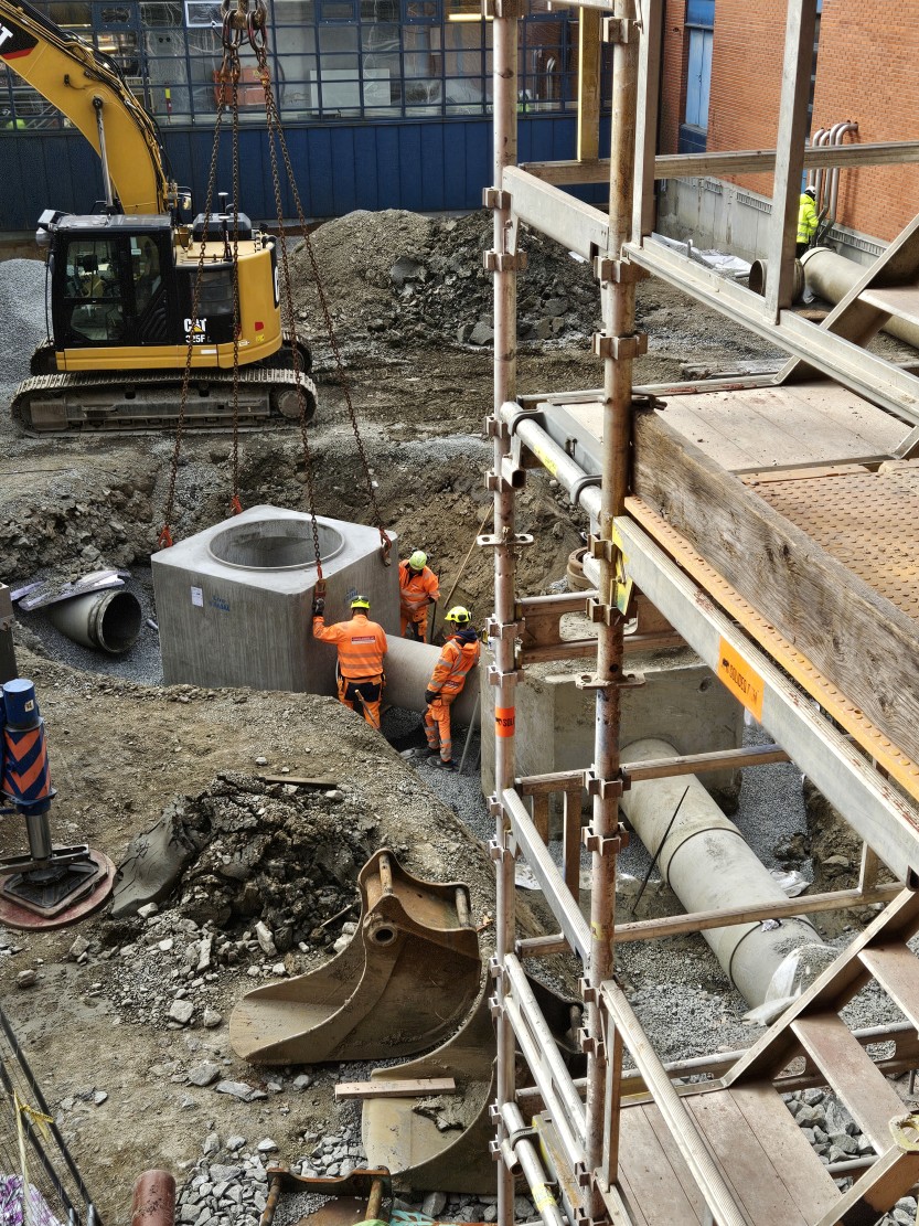 Utvendig arbeid med innløpsrør og utslippsledning - Alvim renseanlegg (foto Ole Christian Foss).