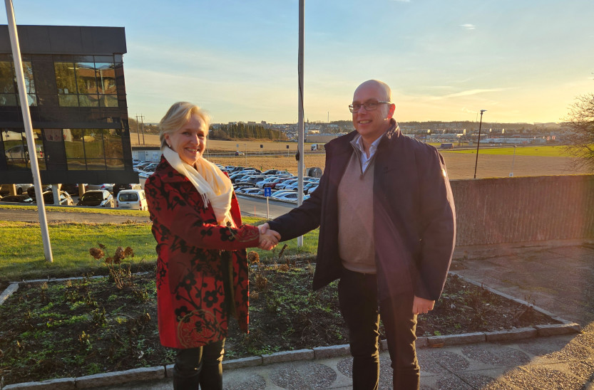 Direktør Teknisk, Liv Karin Sørli og Per Magne Granly, daglig leder og prosjekteier Enwa Water Technology AS signerte avtale (foto: Sarpsborg kommune)