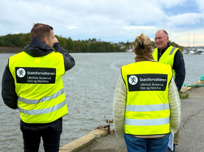 TILSYN: Statsforvalteren har vært på nytt tilsyn i Sarpsborg kommune. Virksomhetsleder Stein Solheim Olsen (t.h) er glad for at resultatet var positivt. (Foto fra sist besøk i oktober 2025. Foto: Ole Christian Foss)