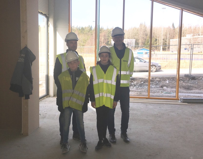 Sosiallærer Ove Jansen, rektor Pål Backstrøm og elevene Oscar Andre Pedersen og Kristin Nilsen kan glede seg til Sandbakkenhallen står ferdig i august.