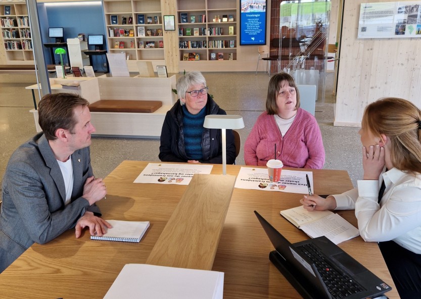 Ordføreren og utvalgsleder møtte innbyggere på biblioteket. På bildet fra venstre: ordfører Magnus Arnesen, Joran Lensebråten, Heidi Anthun og Julia Brännström Nordtug