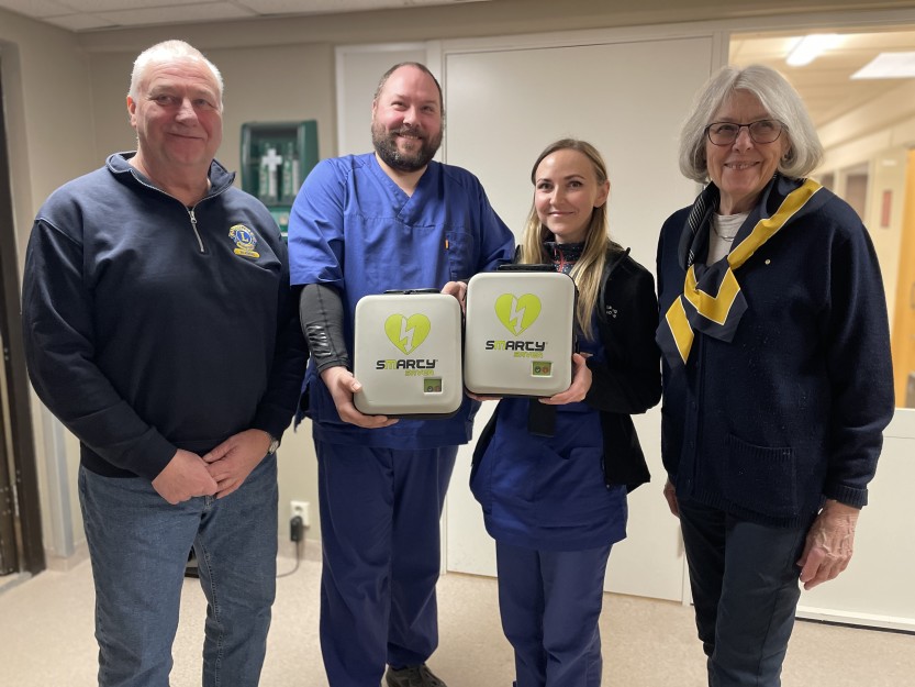 Hjertestartere i gave til hjemmetjenesten. Fra v. Roy Jensen (Lions Club Skjeberg), Iselin Monrad og Ronny Holmen fra helsepatruljen, og Kari Aasgaard i Borg Lions Club.
