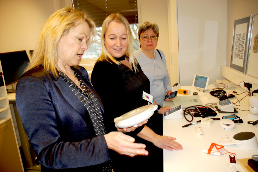 Eldre- og folkehelseminister, Åse Michaelsen, besøkte Sarpsborg kommune. Her fikk hun blant annet se hvordan kommunen jobber med velferdsteknologi. Trygghetsalarmkoordinator Mona E. Kristoffersen viste henne og Monica Gåsvatn noe av velferdsteknologien som kommunen bruker.