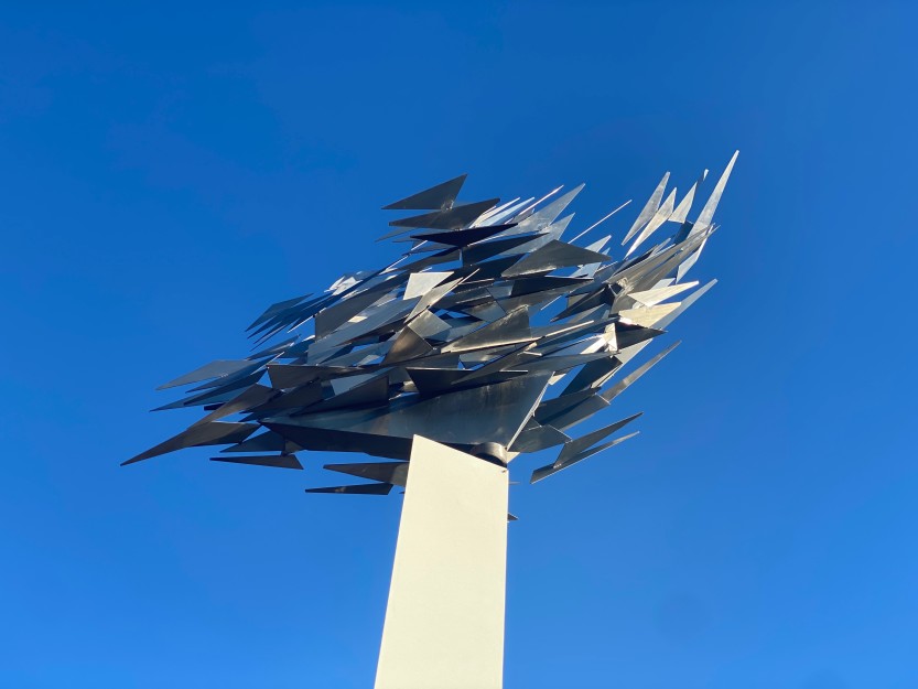 FUGLEFLUKT: Den velkjente skulpturen Fugleflukt av Arnold Haukeland er restaurert. (foto Ole Christian Foss)