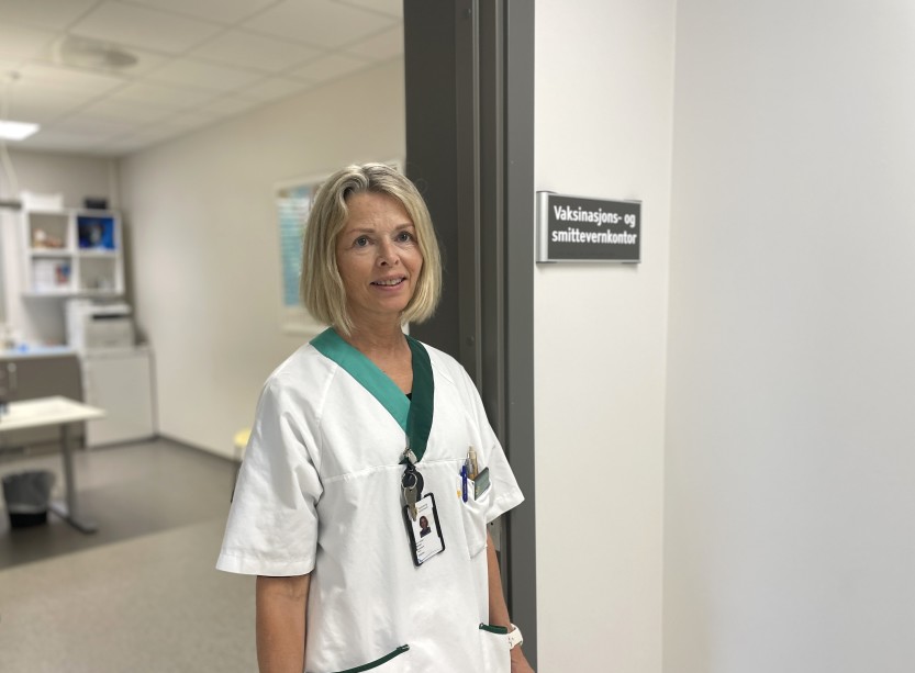 Sykepleier Ann Helen Bjørge ved vaksinasjonskontoret