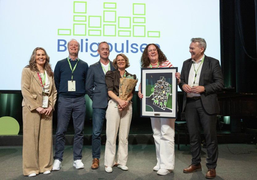 Boligprisen 2026: Fra v. juryleder Gry Kongsli i Husbanken, Thomas Holter, Robin Brynildsen, Elisabeth Grønberg Langvik og Ida Dehlin Moe fra Sarpsborg kommune, og administrerende direktør Jan Hjelle i Husbanken.