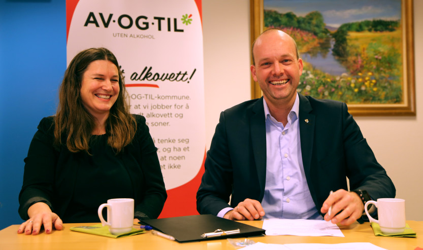 Ordfører Sindre Martinsen-Evje skrev under kontrakt med Av-og-til.