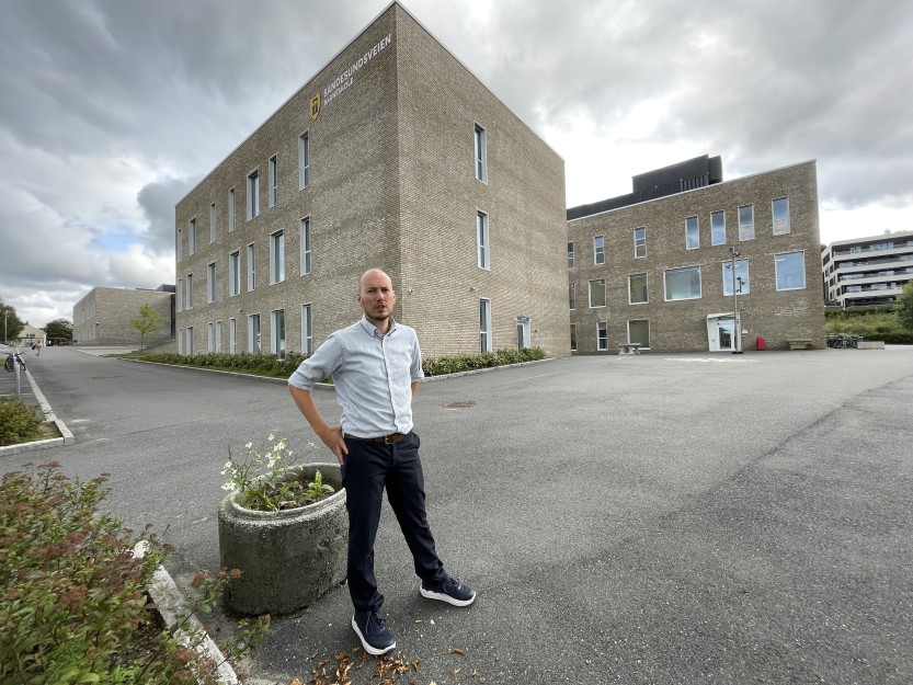 Prosjektleder Fredrik Bjørnebekk forteller at barnevernet vil etablere nettverksveileder som pilot på Sandesundsveien skole.