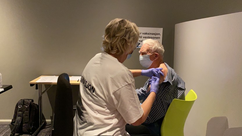 VAKSINASJON: Per Minge var blant de første som fikk ta del i massevaksinasjoner i Sarpsborg. 