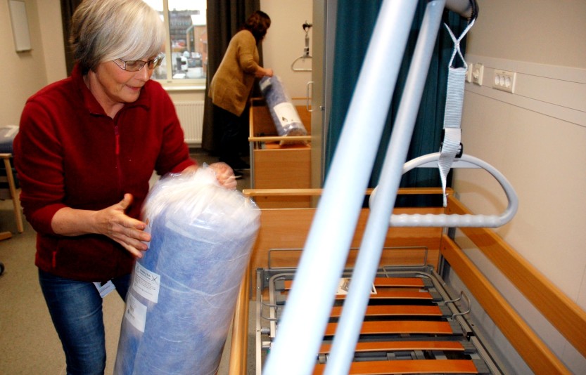Helsefagarbeider Iren Johansen og teamleder Cathrine Thorbjørnsen er snart klare for å ta imot pasientene på det nye helsehuset.