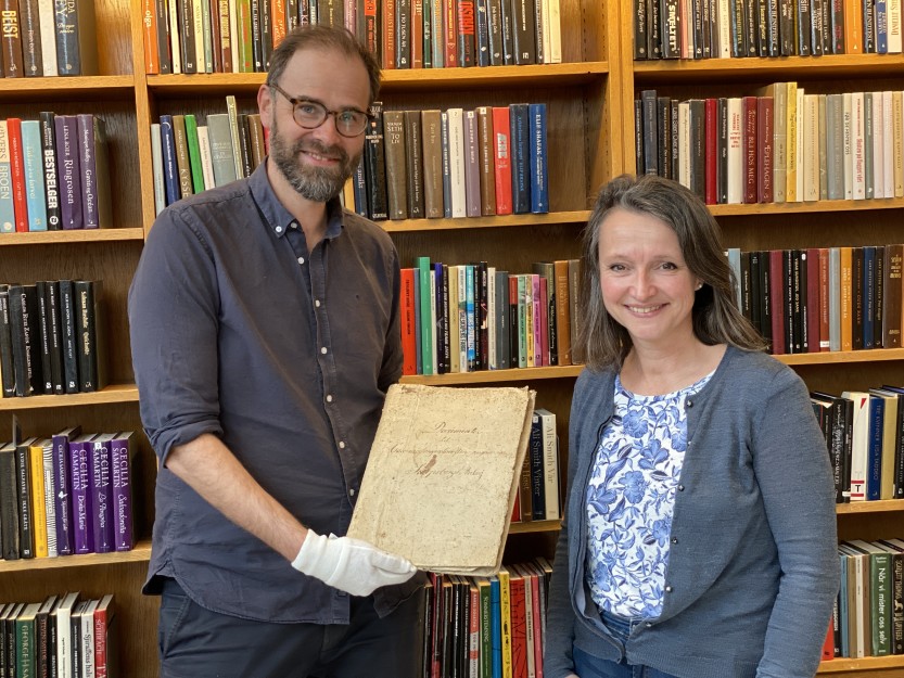 EN SKATT: Historiker Trond Svandal beskriver funnet av dokumentene fra 1840 som en skatt, og får støtte av biblioteksjef Anette Kure, som fant dokumentene (Foto Ole Christian Foss)