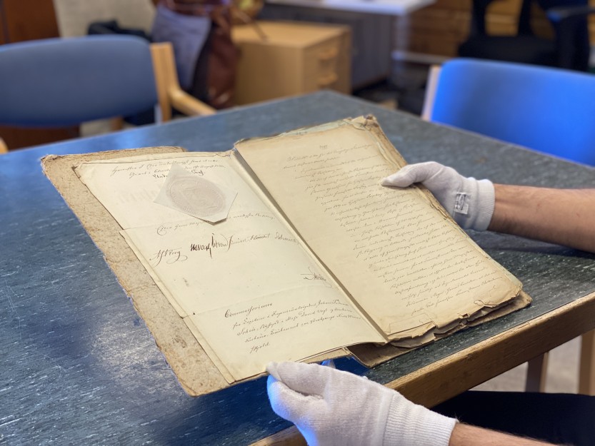 ETABLERINGEN AV SARPSBORG: Dokumentene fra 1840 er på offisielle papirer fra regjeringen, og viser planene for etableringen av Sarpsborg. (foto: Ole Christian Foss)