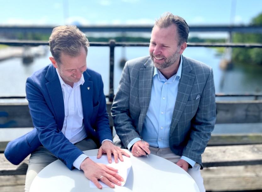 I juni i år ble det inngått en intensjonsavtale mellom Sarpsborg og Fredrikstad. Avtalen ble underskrevet av ordfører i Sarpsborg Magnus Arnesen og ordfører i Fredrikstad Arne Sekkelsten.