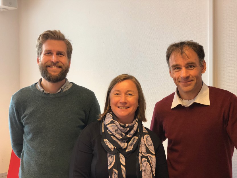 KMD i Sarpsborg: Frode Alne Bolin i Sarpsborg kommune (til høyre), fikk besøk av Hanne-Cecilie Bjørka og Adrian Paulsen i forbindelse med utarbeidelsen av en stortingsmelding om innovasjon i offentlig sektor. 