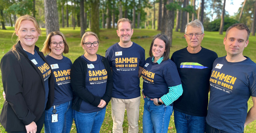 Klare for stolpejakt: TV-aksjonskomiteen i Sarpsborg i samarbeid med Sarpsborg idrettsråd inviterer til stolpejakt. Fra venstre: Julia Brännström Nordtug (nestleder TV-aksjonskomiteen), Helene Lengfelder (koordinator), Margrethe Motzfeldt (leder komiteen), Magnus Arnesen (ordfører), Chatrine Amundsen (nestleder og fungerende leder Rådet for personer med funksjonsnedsettelse),),  Kjell Einar Andersen (Sarpsborg idrettsråd) og  Øyvind Krog Kristiansen (representant oppvekst i komiteen).