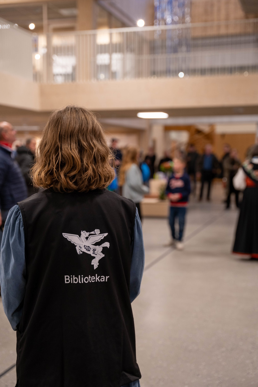 Trenger du hjelp? Bibliotekets medarbeidere er godt synlige med egne vester.